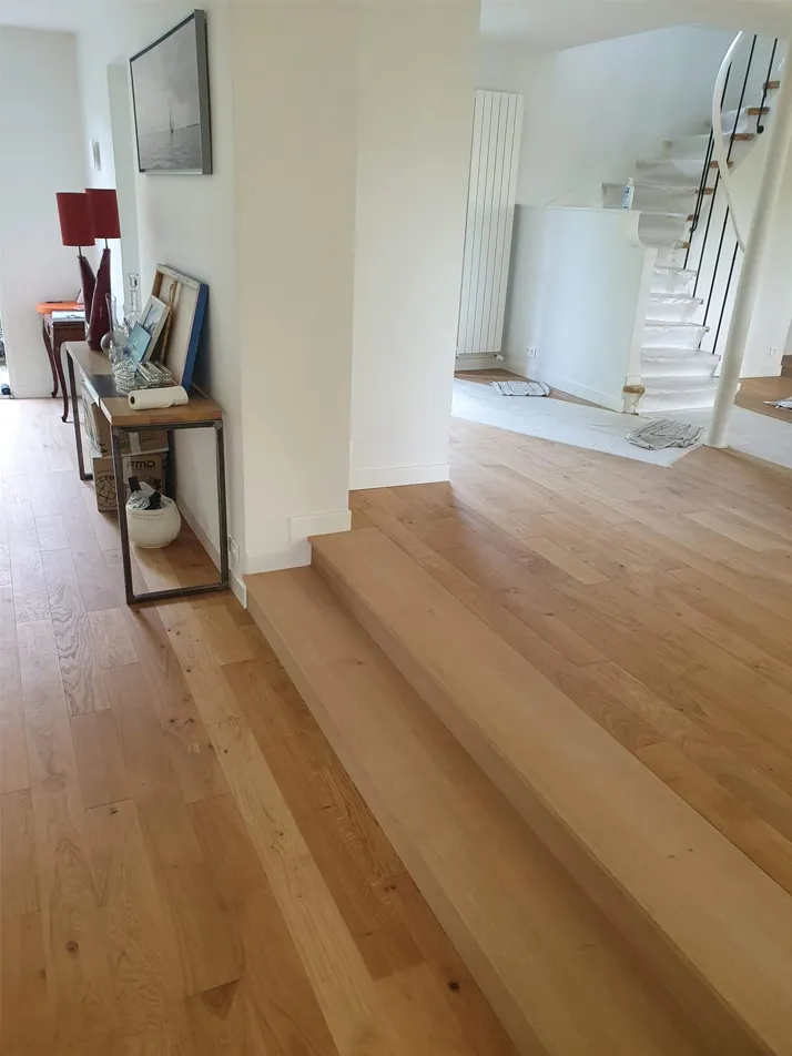 Artisan au travail avec une perceuse